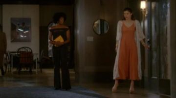Orange robe longue porté par Jade (Alexandra Daddario) dans lesquelles les Femmes Tuent (S01E06)