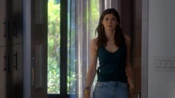 Bleu/vert sans manches t-shirt porté par Jade (Alexandra Daddario) dans lesquelles les Femmes Tuent (S01E07)