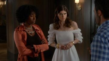 Robe blanche portée par Jade (Alexandra Daddario) dans lesquelles les Femmes Tuent (S01E07)