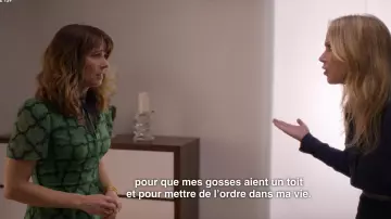 La robe verte de Judy Hale (Linda Cardellini) dans Dead to Me (S01E10)