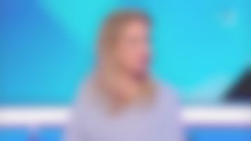 Le pull bleu col V Oversize Light de Sidonie Bonnec dans Tout le monde à son mot à dire le 25.05.2020