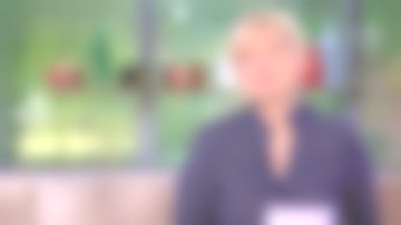 La camisa Figaret Solène en popelín a rayas negras de Anne-Élisabeth Lemoine en C à Vous el 25.05.2020