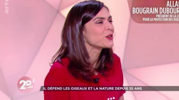La camiseta roja, logo bordado en blanco en el pecho de Sonia Chironi en 28 minutos el 23.05.2020