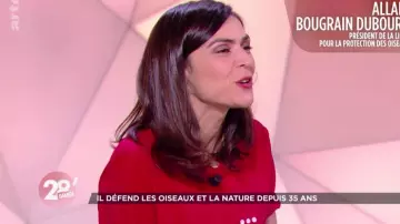 The tee shirt red logo embroidered in white on the chest of Sonia Chironi in 28 minutes the 23.05.2020