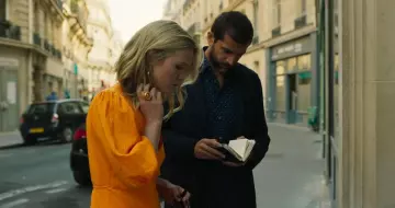 La bague coquillage portée par Georgina Clios (Julia Stiles) dans la série Riviera