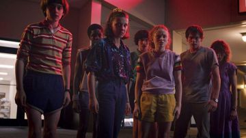 Sudadera con capucha sin mangas lila de Hawái usada por Max Mayfield (Sadie Sink) en Stranger Things (Temporada 3)