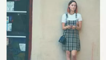 Pequeño bolso negro usado por Lady Bird McPherson (Saoirse Ronan) como se ve en Lady Bird
