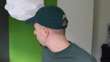 La boucle d'oreille de Mister V dans sa video FAIRE UN 2EME ALBUM