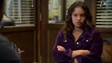 Chaqueta de terciopelo púrpura de Jessica Davis (Alisha Boe) en 13 razones por las que S02E13