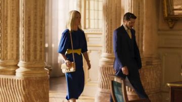 Chloé Faye beige sac à bandoulière en cuir portés par Georgina Clios (Julia Stiles) à la Riviera (S02E02)