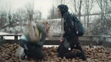 En cuir Et Suede Sneakers porté par Ruby Richardson (Merritt Wever) en EXÉCUTION de la Saison 1 Épisode 7