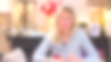 Le pull cerises de Agathe Lecaron dans La maison des maternelles