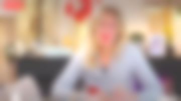 Le pull ras de cou intarsia cerises Éric Bompard de Agathe Lecaron dans La maison des maternelles