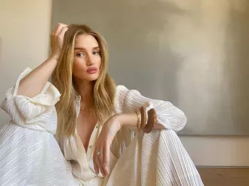 Bracelet Love Cartier or de Rosie Huntington-Whiteley sur le compte Instagram de @rosiehw