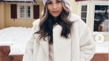 Chaqueta de peluche crema usada por Caitlin Clemmens en The Bachelor Temporada 24