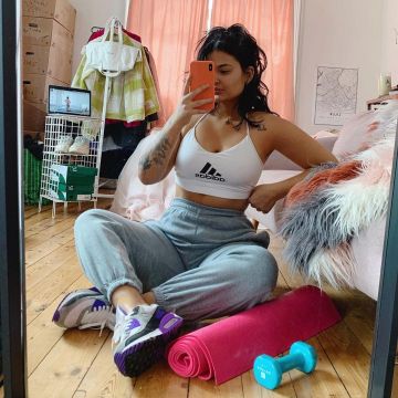 The bra white Adidas Tycia on his account Instagram @tyciadchannel