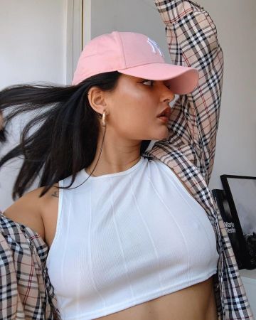 La gorra rosa de la Nueva Era de los Yankees de Nueva York de Tycia en su cuenta de Instagram @tyciadchannel
