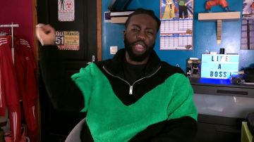 El vellón verde en Piel de Oveja Asos usado por Lonni en el video ¿CÓMO HACER RAP?