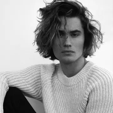 Le pull porté par Chase Stokes de la série Outer Banks sur le compte Instagram de @hichasestokes