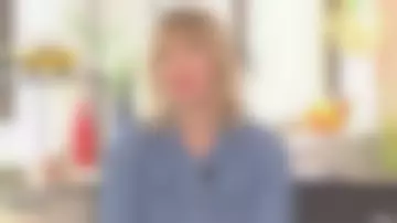 The shirt classic v-neck in faded jeans Maya Lauqué in The Daily 26.05.2020