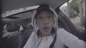 La veste de survêtement blanc gris Lacoste de Moha La Squale dans son clip Paris