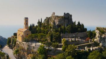 L'ancienne église Catholique, l'Église Saint-Michel de La Turbie visité par Georgina Clios (Julia Stiles) à la Riviera (S02E01)