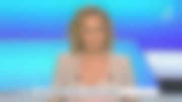 El caraco de seda con finas correas cruzadas en la espalda y detalles de encaje de Caroline Roux en C dans l'air el 26.05.2020