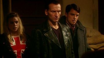 John Smedley Pull Violet porté par le Médecin de l'Oms (Christopher Eccleston) dans Doctor Who (S01E09)