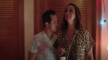 La tunique léopard de Brinda (Maya Rudolph) dans Sisters