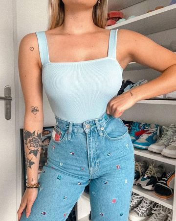 Le jean Tommy Hilfiger porté par Romy sur son compte Instagram @romy