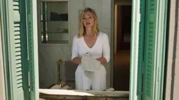 Blanc pantalon palazzo porté par Georgina Clios (Julia Stiles) à la Riviera (S02E02)