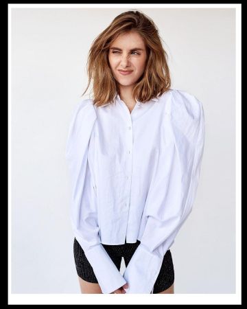 Camisa blanca Khaite Puff Sleeve usada por Alison Brie en su cuenta de Instagram @alisonbrie