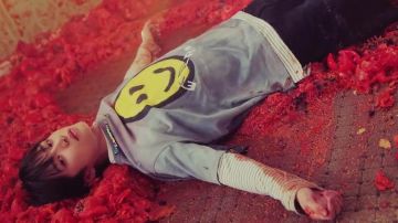 Le t-shirt gris tie and dye MISBHV 'Smiley' porté par Beomgyu dans TXT (투모로우바이투게더) '세계가 불타버린 밤, 우린... (Can't You See Me?)' Official MV