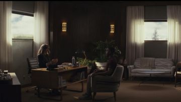 El polo borgoñón de Walter Cruz (Stephan James) en Homecoming (S01E01)