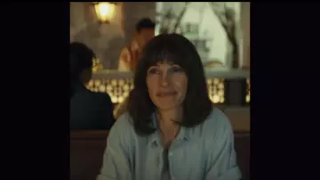 La chemise bleu clair en denim de Heidi Bergman (Julia Roberts) dans Homecoming (S01E08)