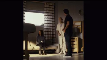 El polo negro de Colin Belfast (Bobby Cannavale) en Homecoming (S01E08)