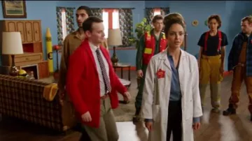 Camisa azul ajustada usada por Zari Tomaz (Tala Ashe) en DC's Legends of Tomorrow Temporada 5 Episodio 14