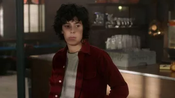 Gris T-Shirt porté par Nico (Roberta Colindrez) en Vida Saison 3 Épisode 5