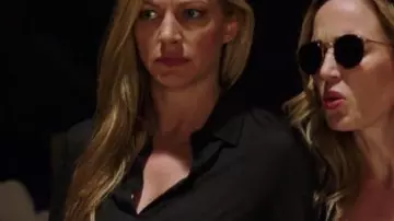 Camisa de seda negra usada por Ava Sharpe (Jes Macallan) en DC's Legends of Tomorrow Temporada 5 Episodio 14