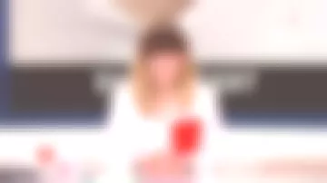 Camisa roja de bolsillo de Daphne Bürki en Je t'aime, etc.