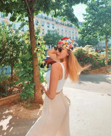 Los pantalones beige de Styleto en su account@style_tonic de Instagram