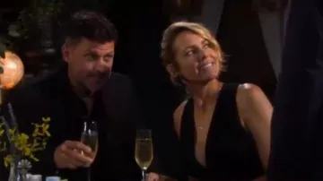 Bcbgmaxazria Vestido de satén crisscross para mujer usado por Nicole Walker (Arianne Zucker) como se ve en Days of Our Lives 25 de mayo de 2020