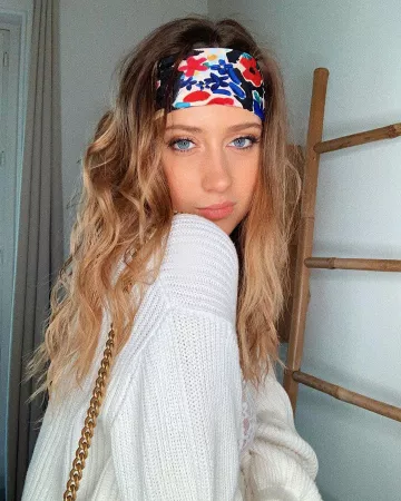 El suéter blanco de cuello en V de Styleto en su cuenta de Instagram @style_tonic