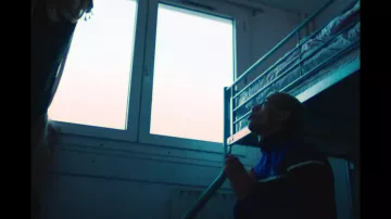 Le survêtement Lacoste bleu porté par Larry dans son clip Enfant compliqué
