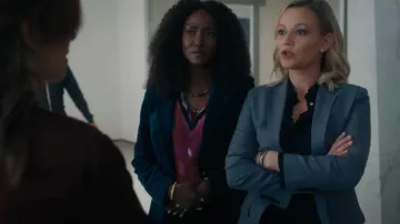 Long Sin­gle Breast­ed Blaz­er worn by Sara Hammon (Samantha Mathis) in Billions Season 5 Episode 2