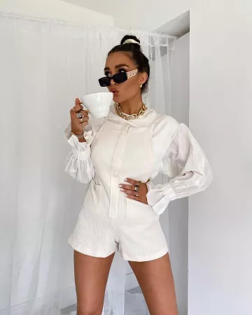 Blusa de mangas abullonadas de Alicia Roddy en la cuenta de Instagram @lissyroddyy