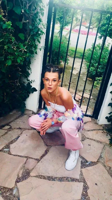 The pants pink flared worn by Millie Bobby Brown on his account Instagram @milliebobbybrown