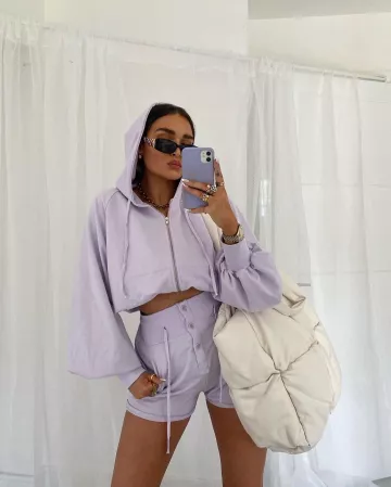 Violet Sweat à Capuche de Alicia Roddy sur l'Instagram account @lissyroddyy