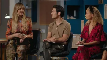 Le polo beige à manches courtes porté par Joseph Altuzarra dans Making the Cut (S01E04)