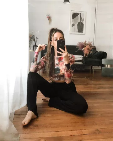 The long sleeved top printed renaissance worn by Amelie Dias on his account Instagram @amelie.dias